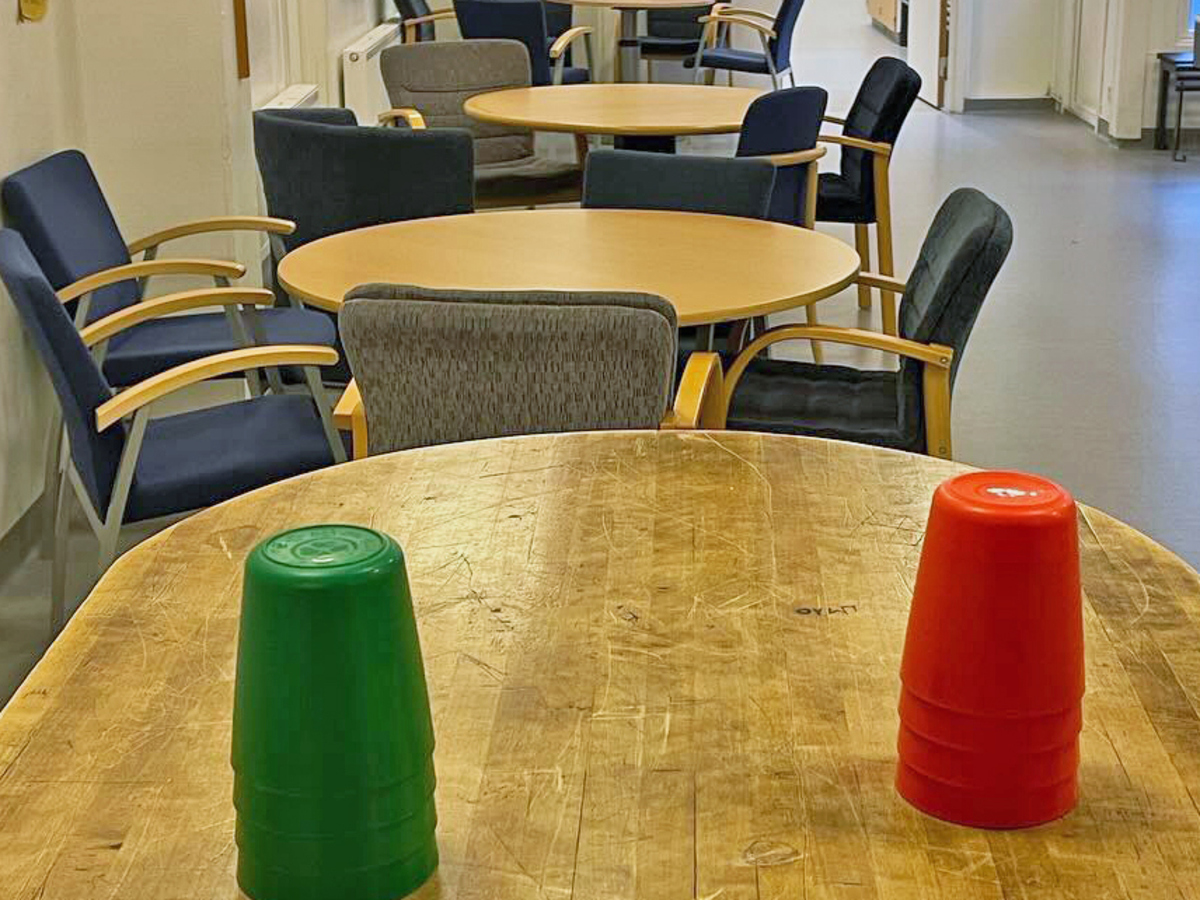 Dalskolans cafeteriarum med bord och bänkar
